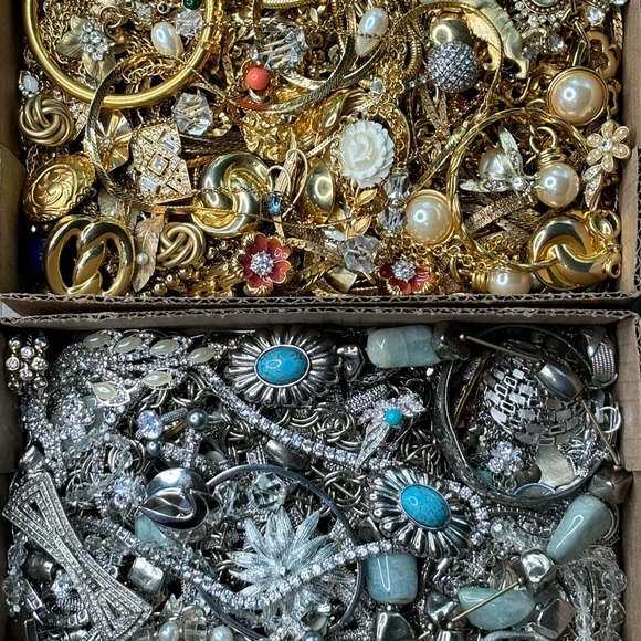 Estate Vintage to Modern Costume Jewelry 1 LB WEARABLE Grab Bag Resell Bulk Lot - Picture 3 of 16